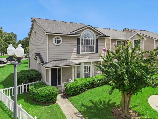 2023 Roof, no shared walls & great location!