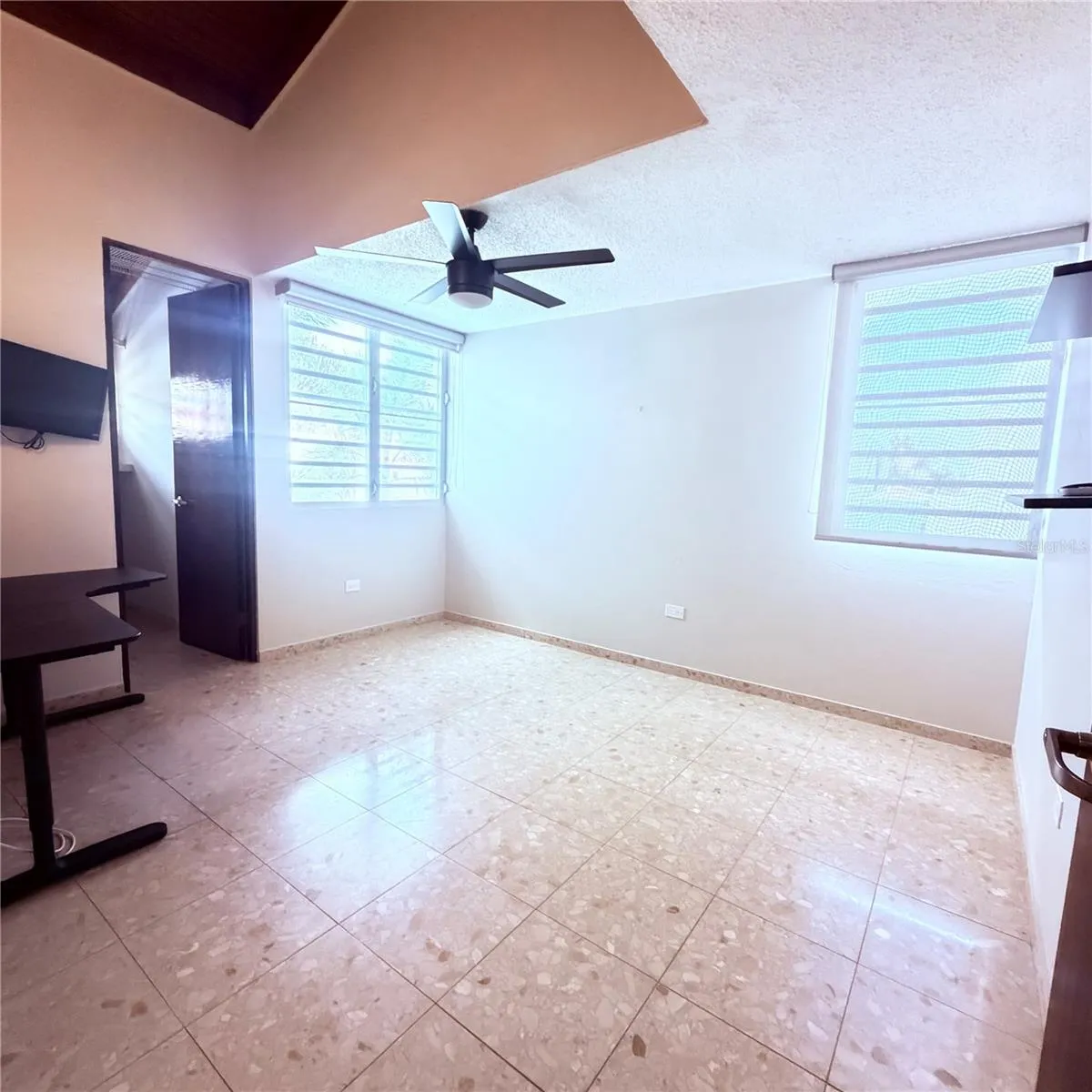 Room in 4th level with walking closet - Other angle Room in 4th level with walking closet - Other angle