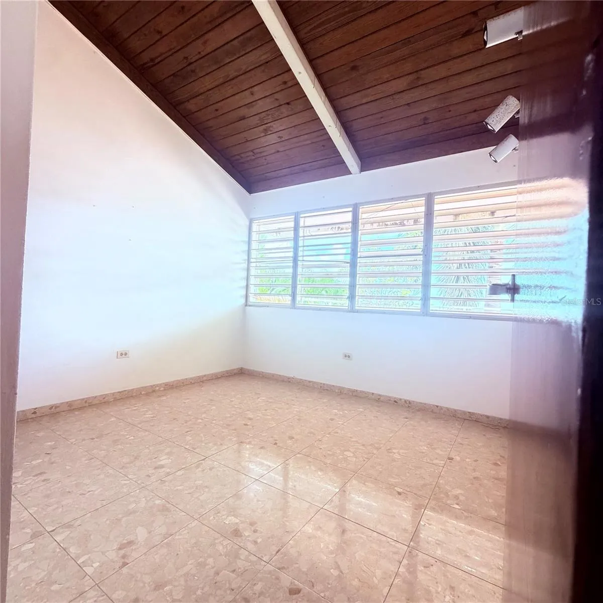 Room in 3rd level with walking closet Room in 3rd level with walking closet