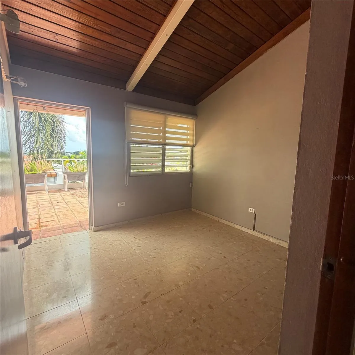 Room in 3rd level with balcony Room in 3rd level with balcony