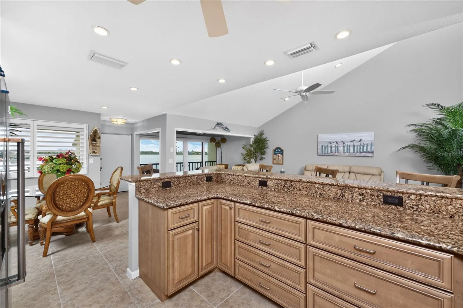 Kitchen breakfast bar