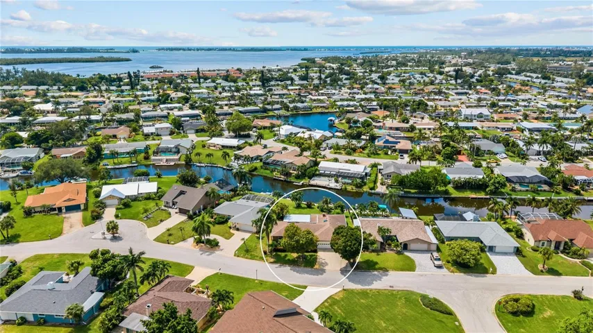 Great Location by Car or Boat, minutes to the Gulf