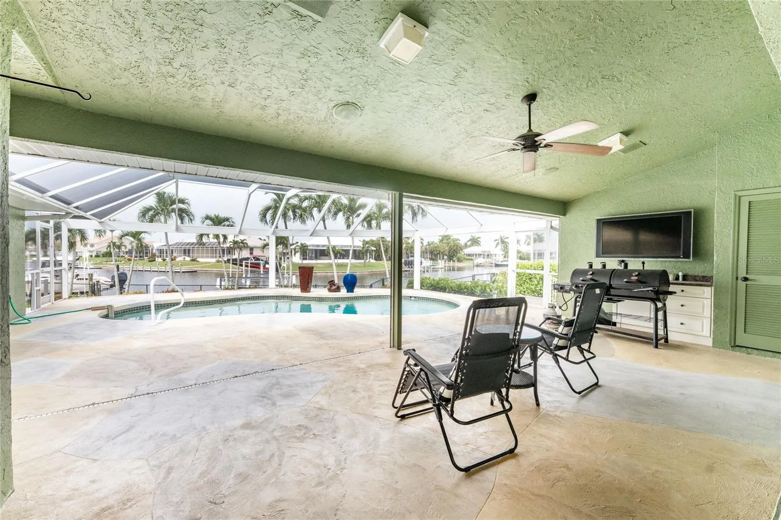 Expansive area w/Endless Possibilities