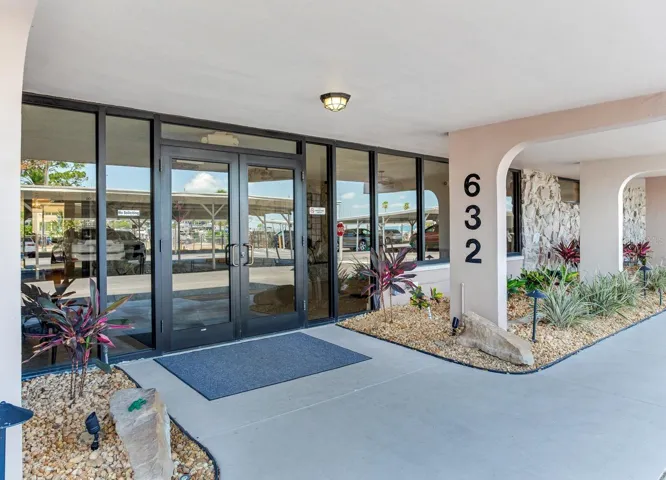 ENTRANCE TO BUILDING               632