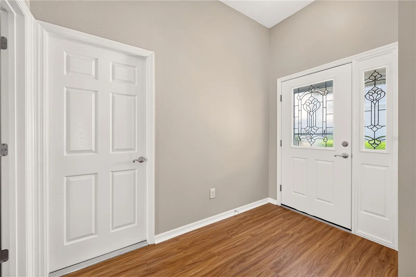 NICE SIZE ENTRY WITH CONVENIENT ACCESS TO THE GARAGE!