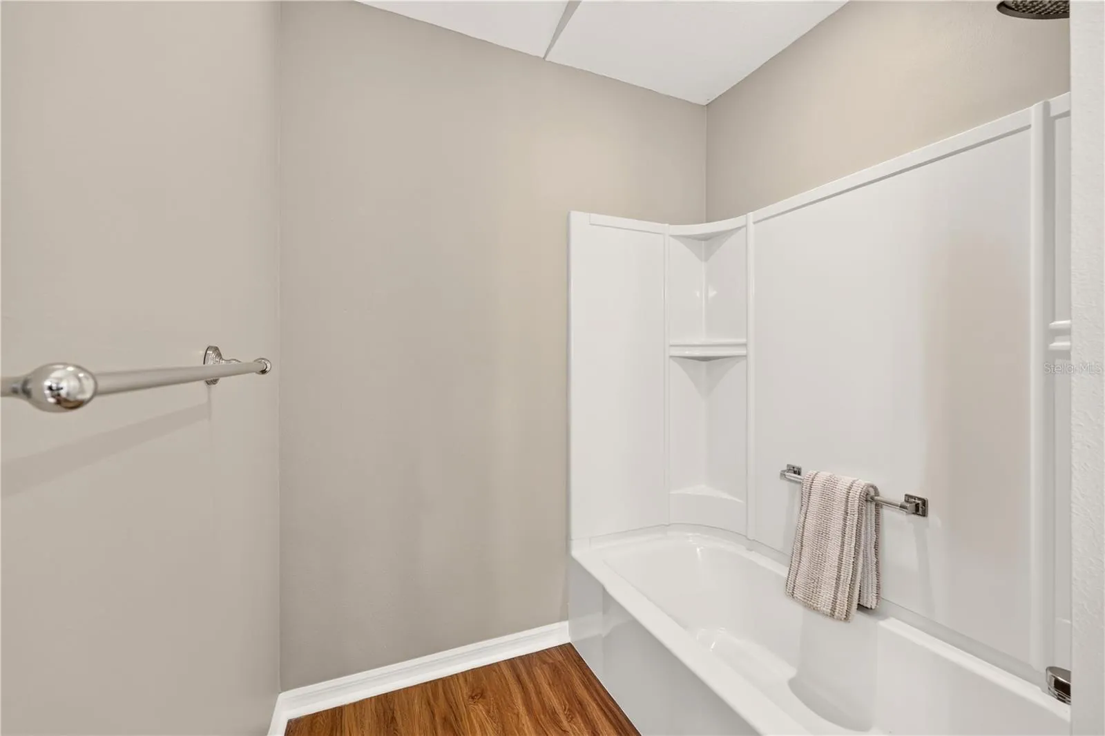MOULDED TUB & SHOWER ENSEMBLE