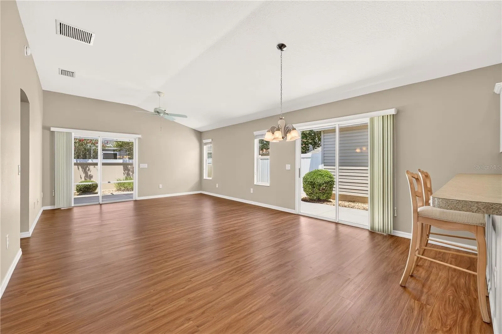 LOVELY BRIGHT DINING ROOM / LIVING ROOM COMBO