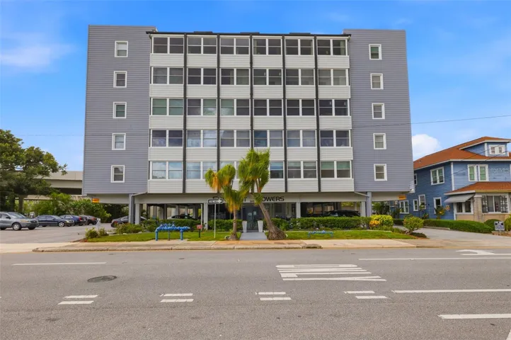 Welcome to Suncoast Towers, a 55+ community ideally located just outside the heart of Downtown St. Petersburg.