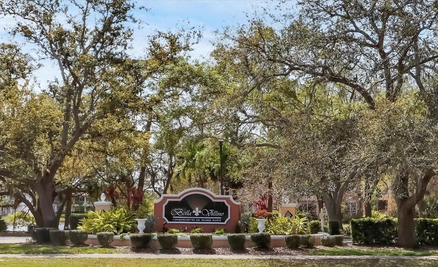 Bella Villina is an ideal Sarasota location with nearby restaurants and shopping.  Short drive to Siesta Key Beach and Nokomis Beach.