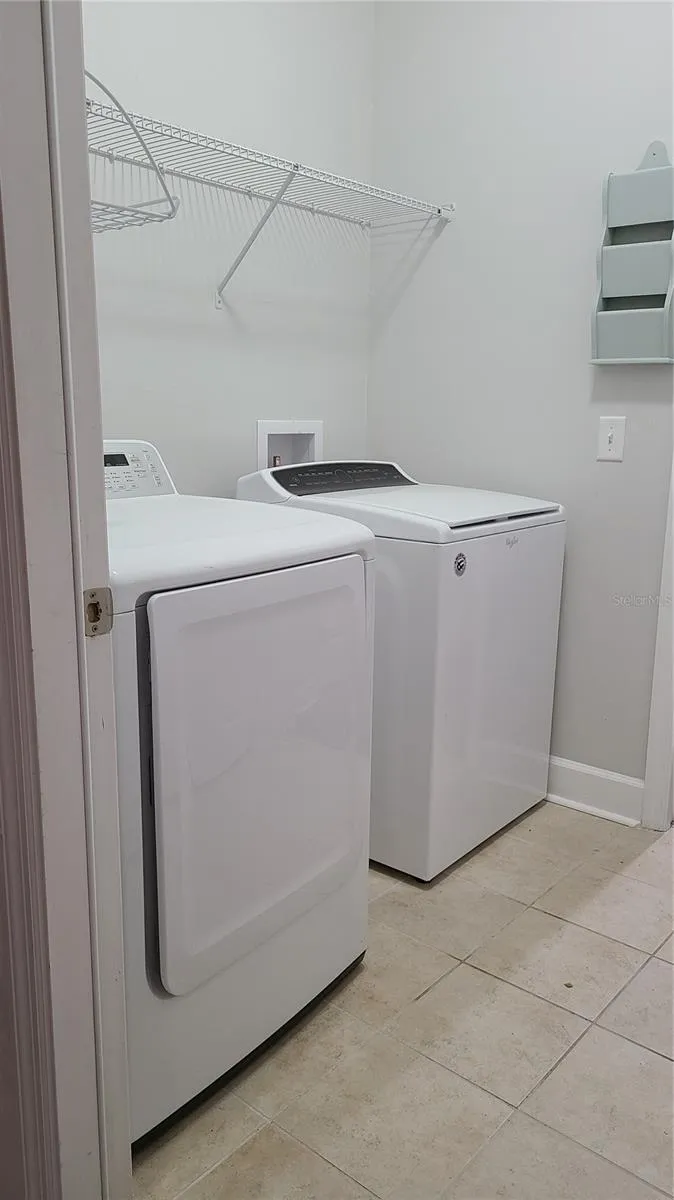 Washer/dryer included