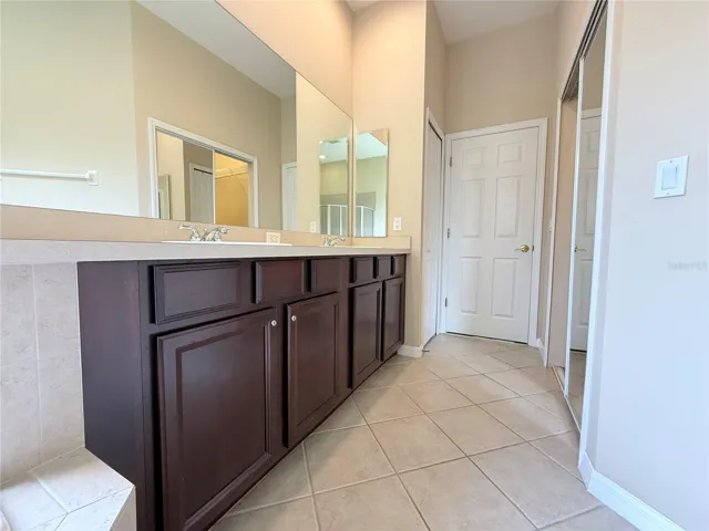 Dual sink vanity in master bathroom
