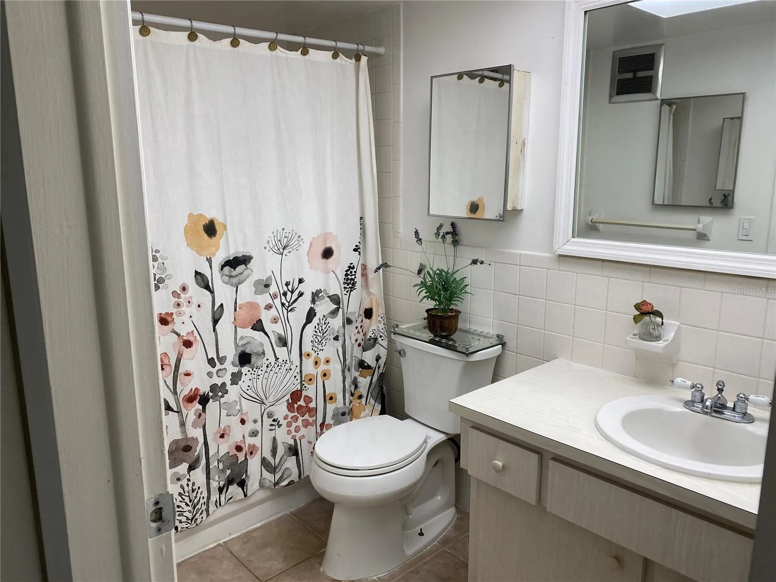Another view of the bathroom