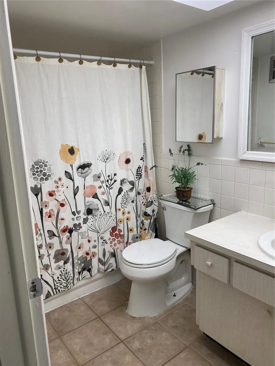 Another view of the bathroom