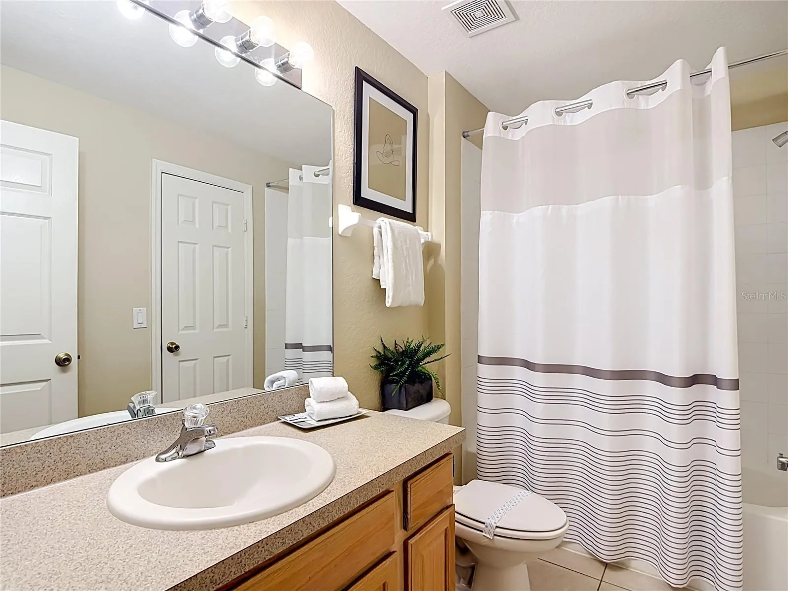 Ensuite bathroom for the Harry Potter-themed bedroom.
