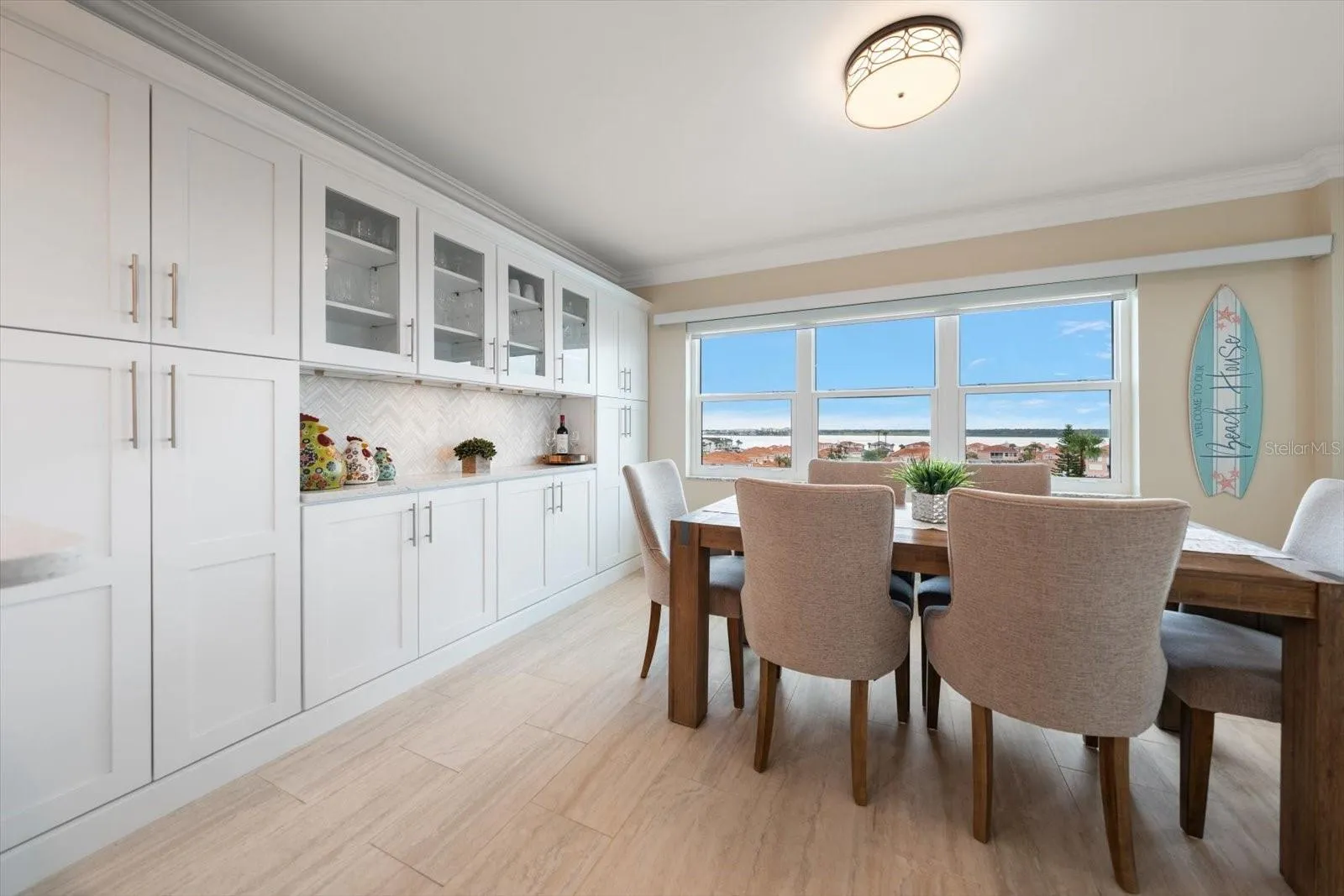 Amazing built in Bar/storage in dining area