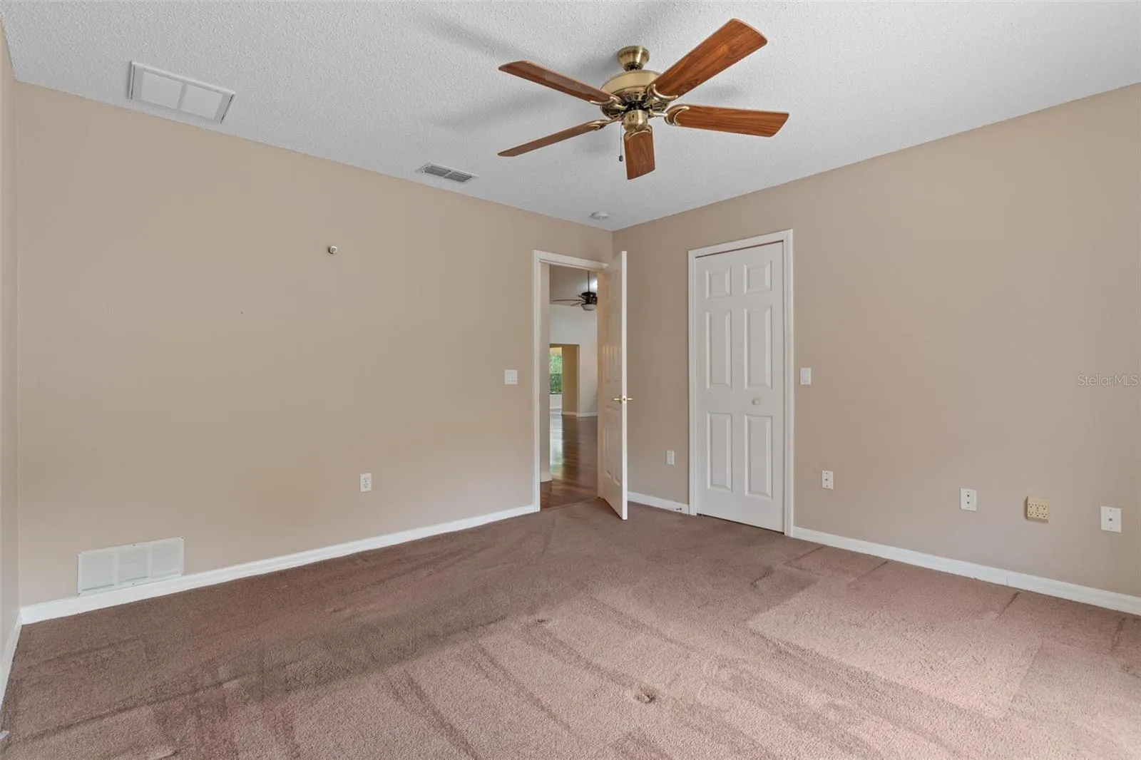 Guest bedroom, split floorplan. ceiling fan, walk-in closet.