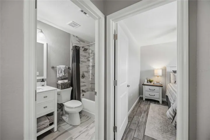 Primary bedroom en suite bathroom