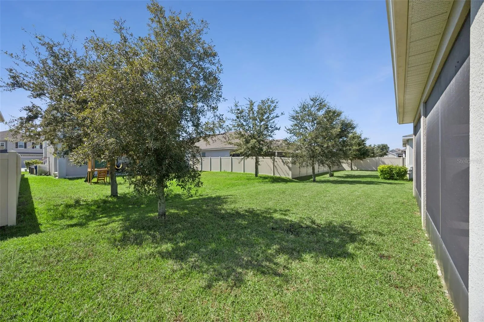 Oak Tree &amp; Well Maintained Lawn
