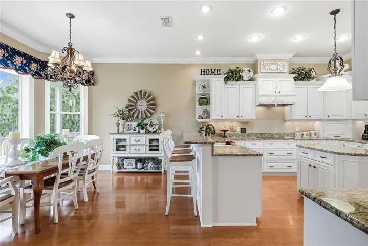 Kitchen & Breakfast Nook