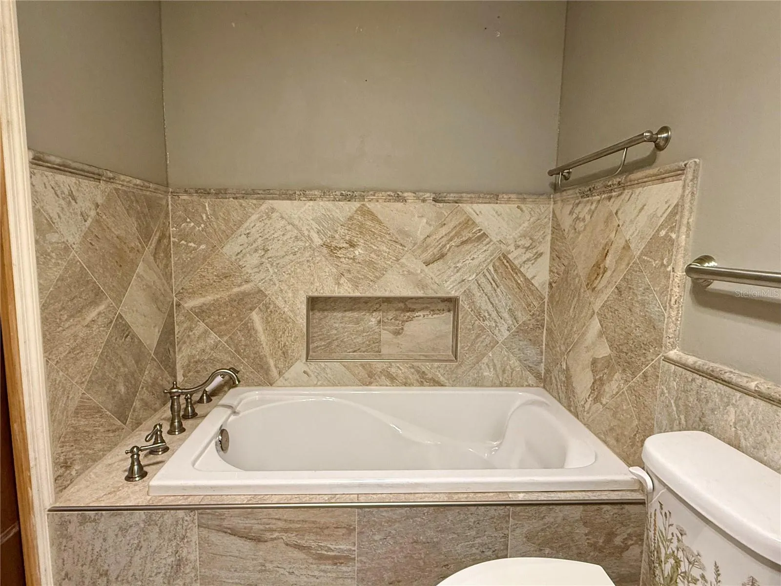 Separate soaking tub,