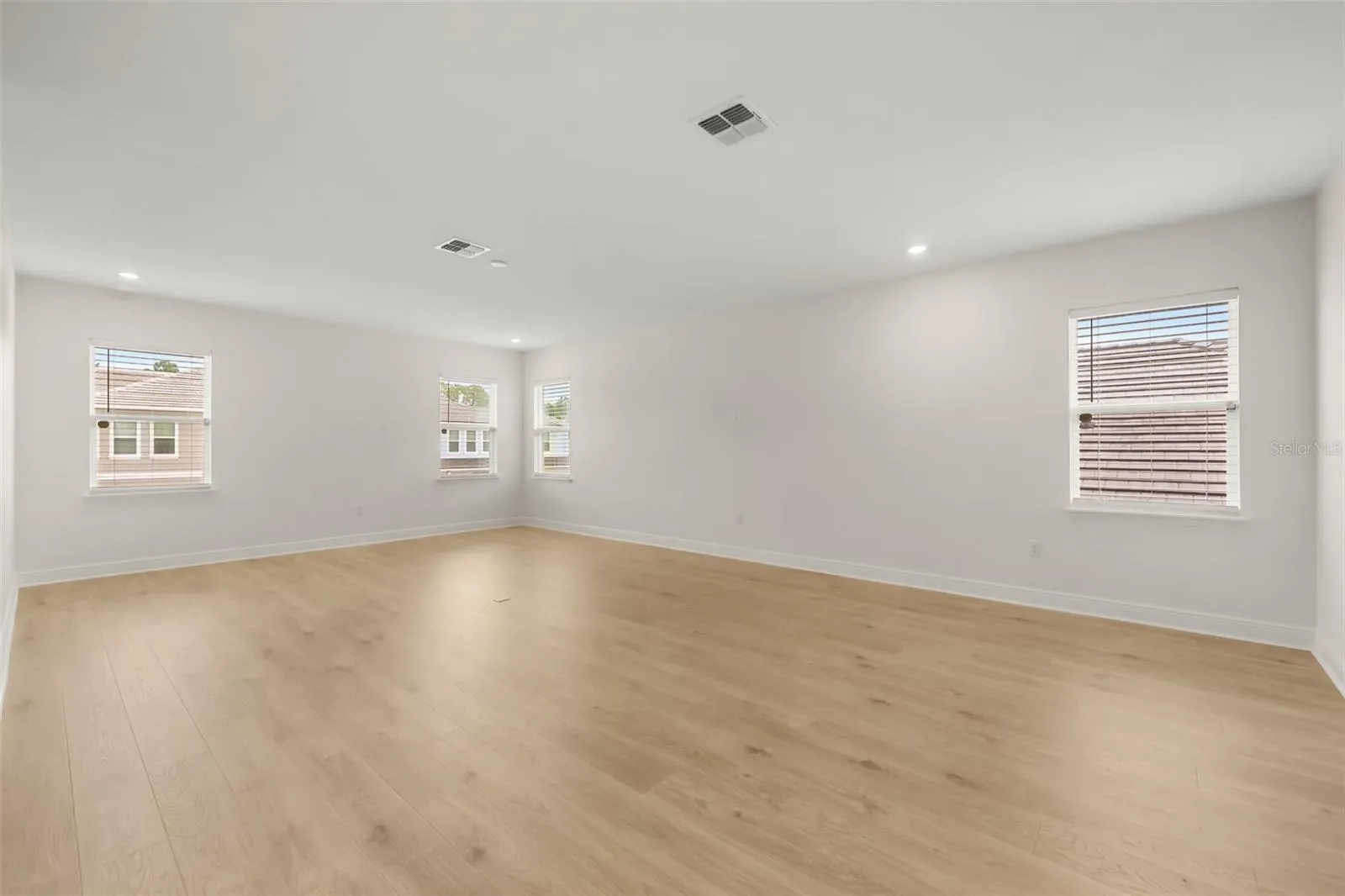 2nd floor loft with tons of space and a wet bar