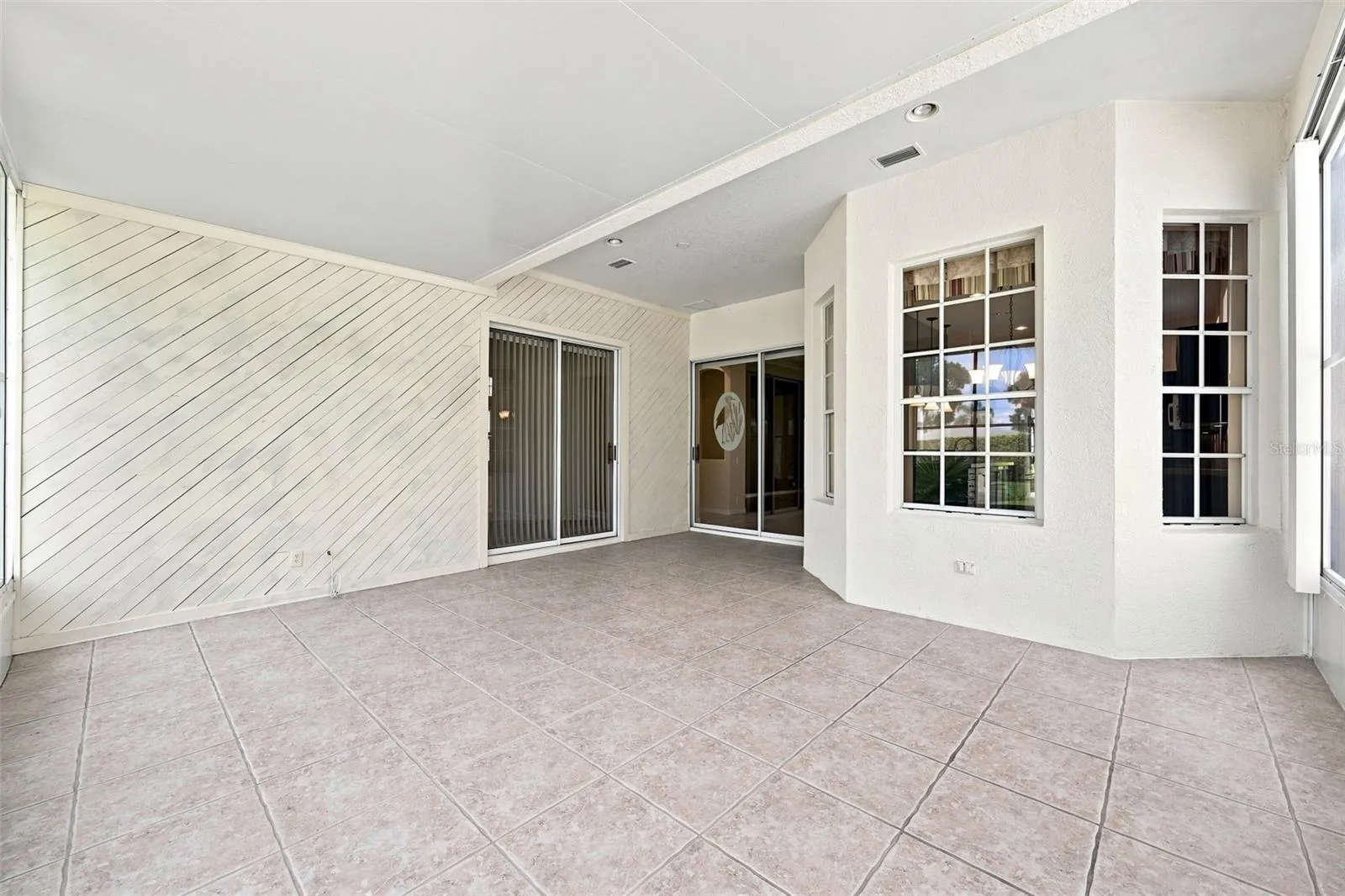 Huge Lanai