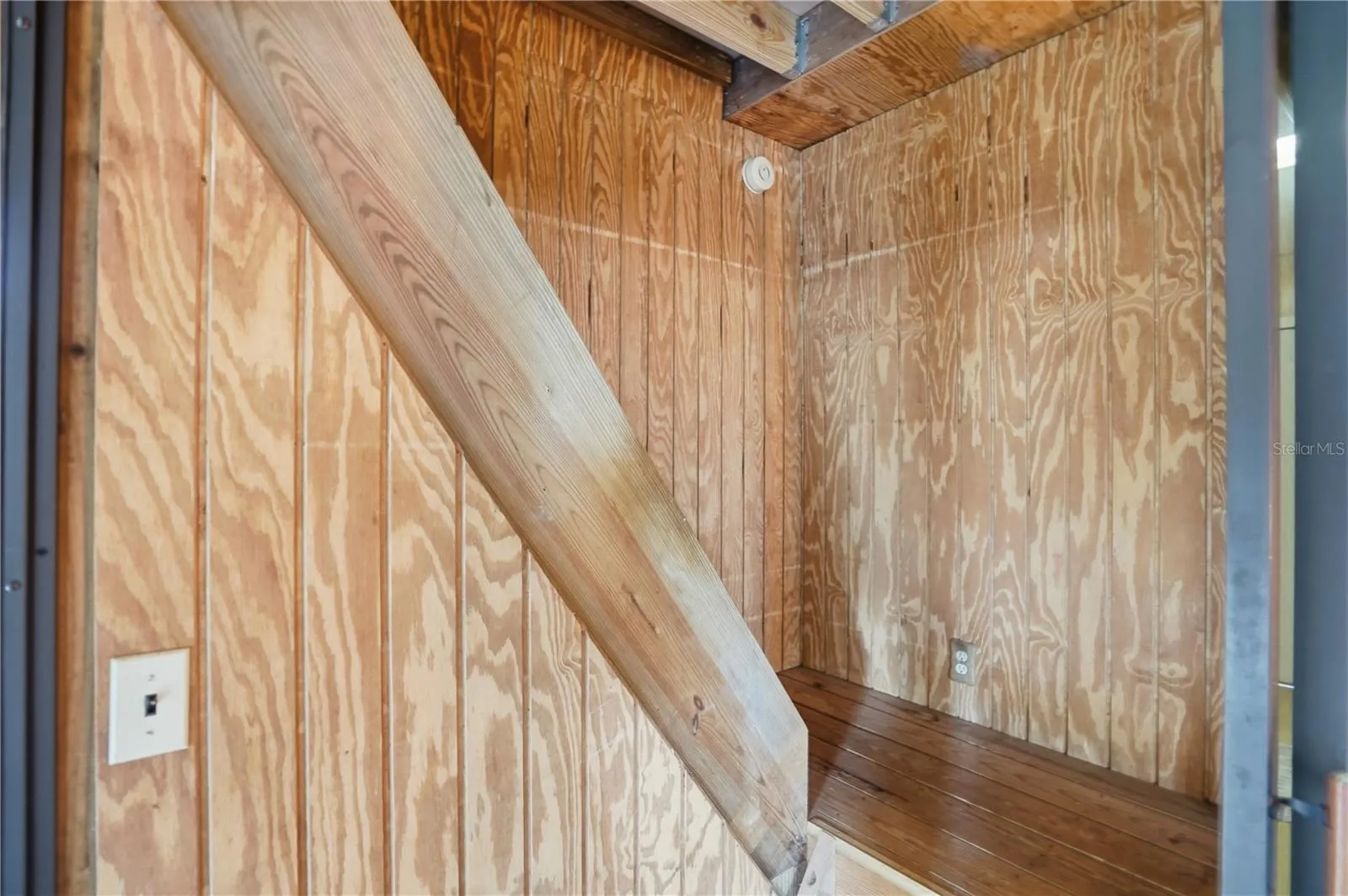 STAIRCASE TO UPSTAIRS (CAN BE REOPENED TO HAVE ACCESS UPSTAIRS)