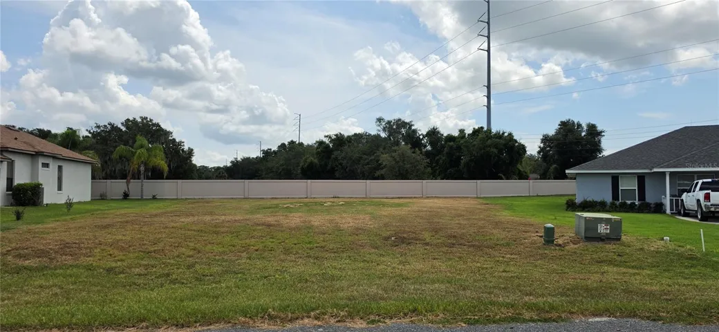 817 Oaks Shores Rd Street Level View