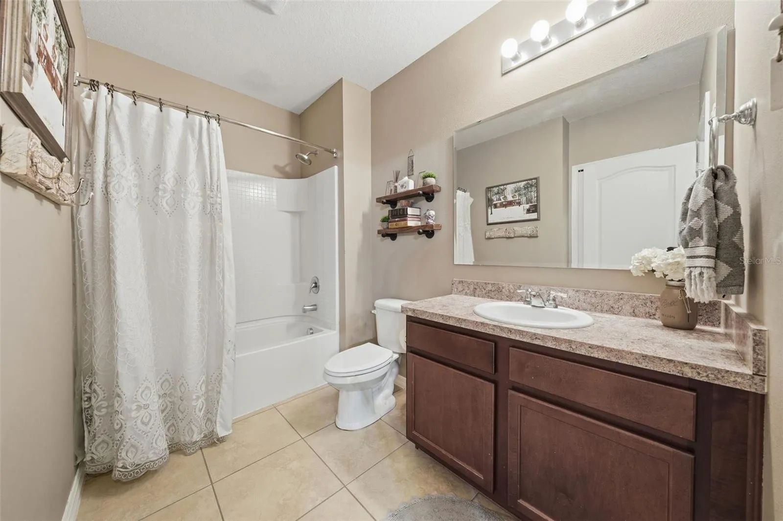 Large Guest bath