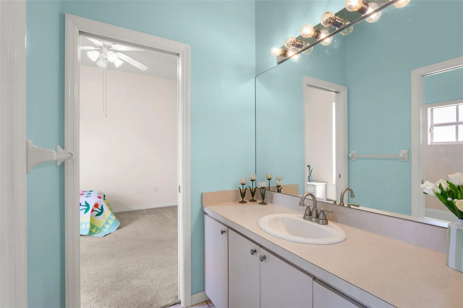 jack & jill bath between bedroom 2 & 3