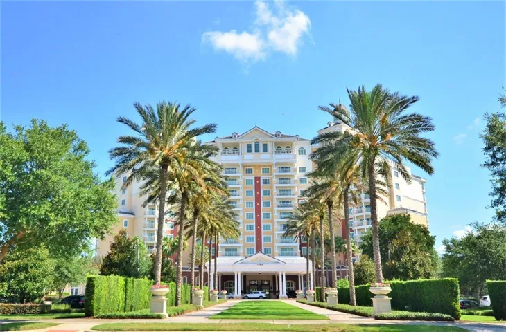 Reunion Grand Hotel With Restaurants