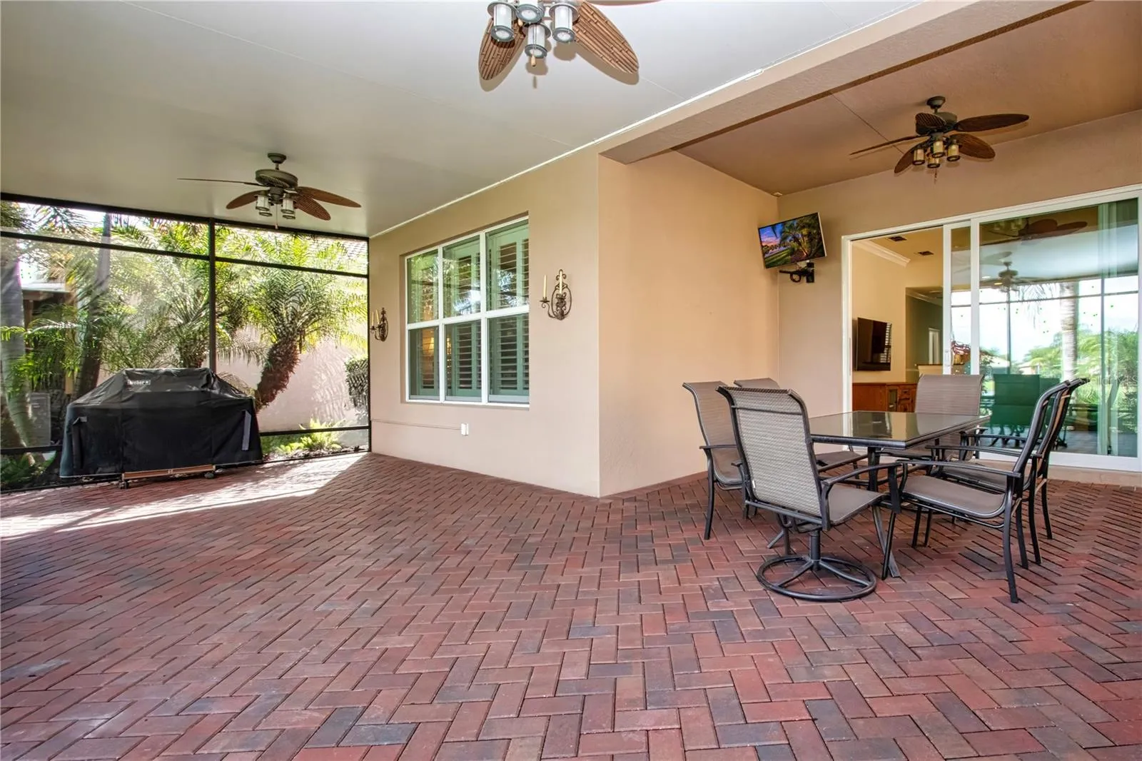 Spacious covered, screened lanai w/brick pavers