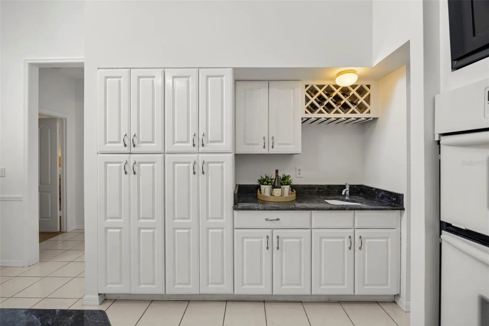 Butler's pantry and wet bar area