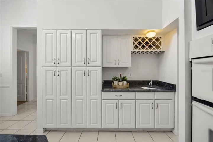 Butler's pantry and wet bar area