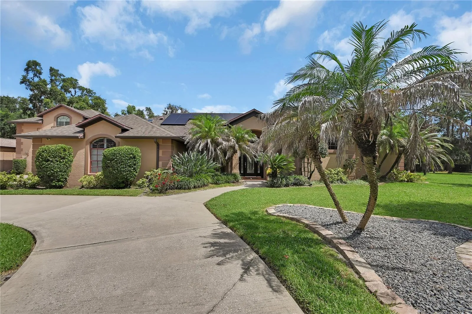 VIEW OF FRONT DRIVEWAY