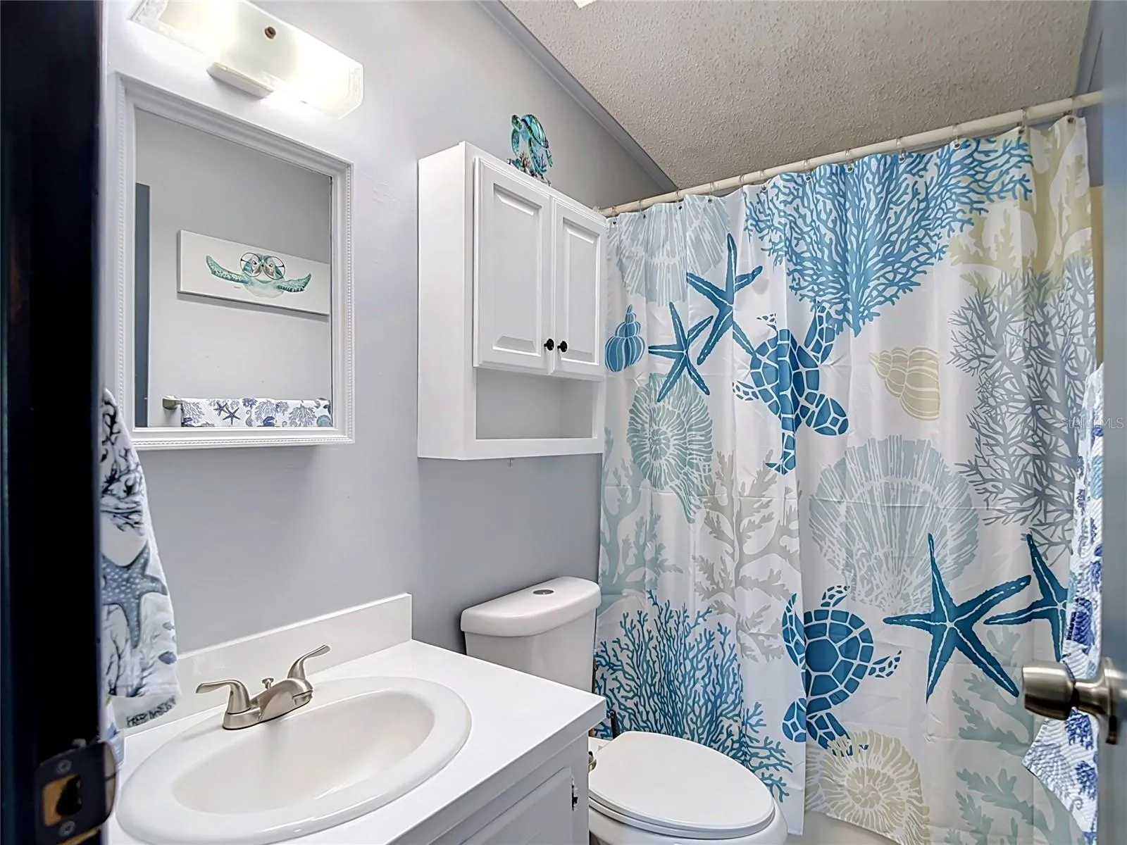 Full bath in hall