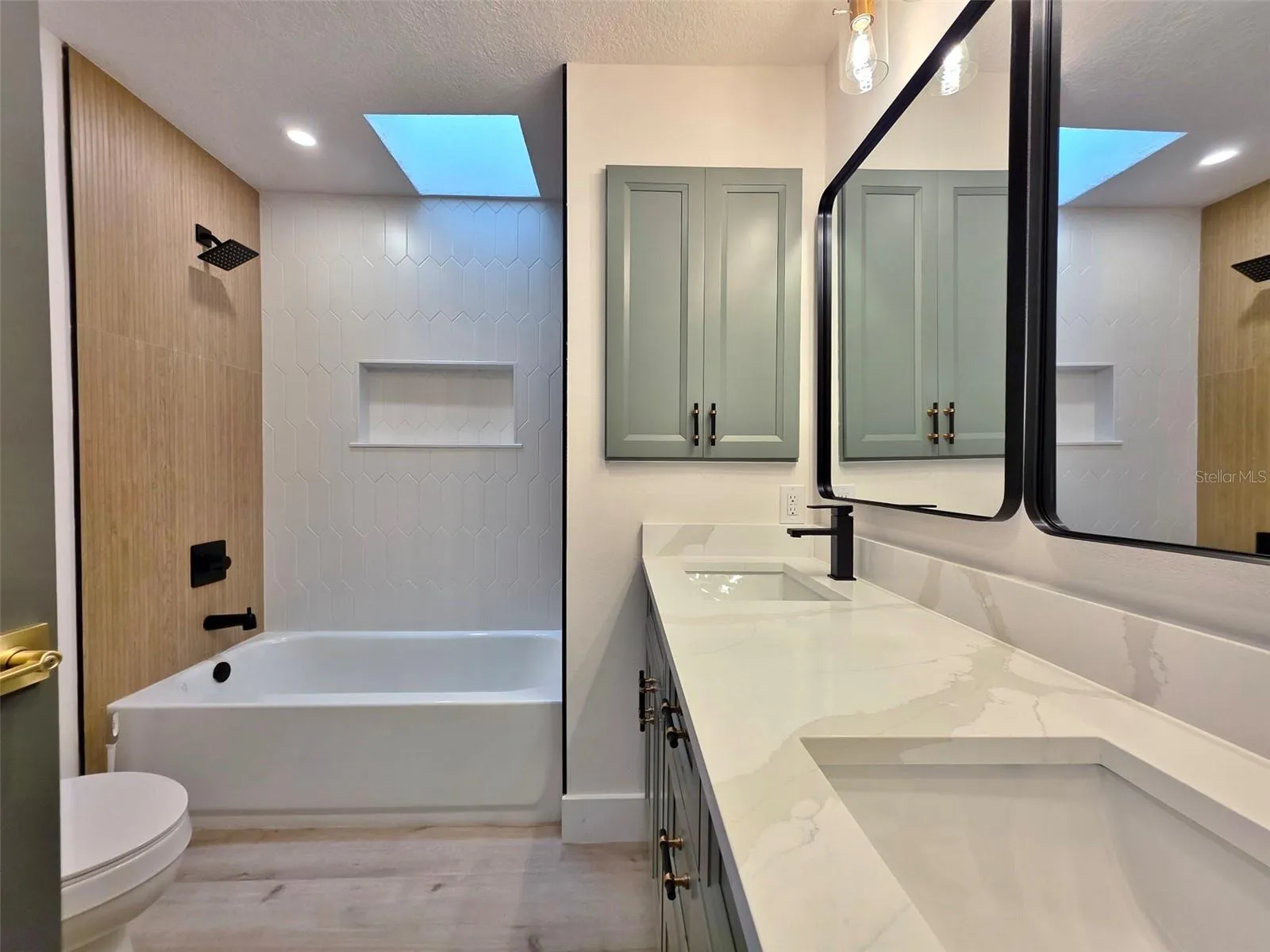 Bathroom 2 between Bedroom 2 and Bedroom 3