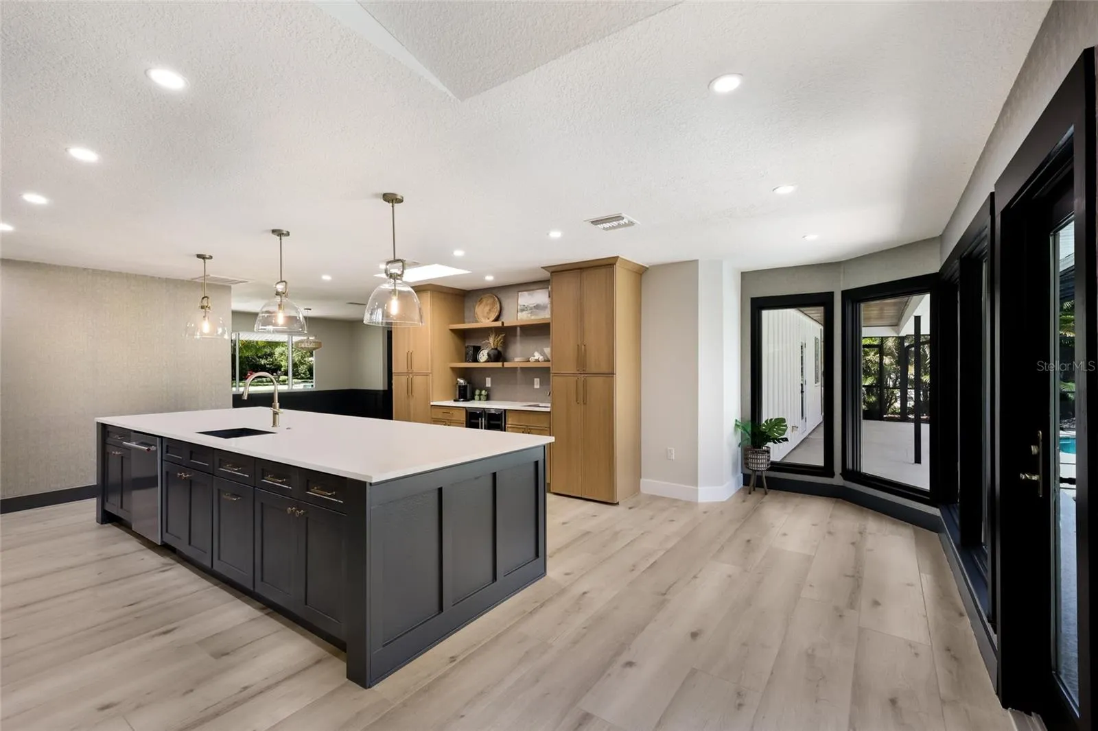 Kitchen w/ Eat-in area