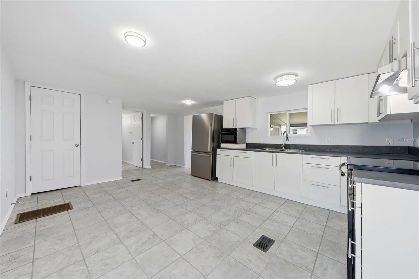 Side view of the kitchen