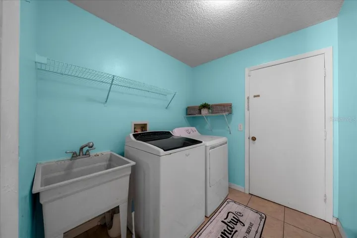 Laundry Room features Utility Sink