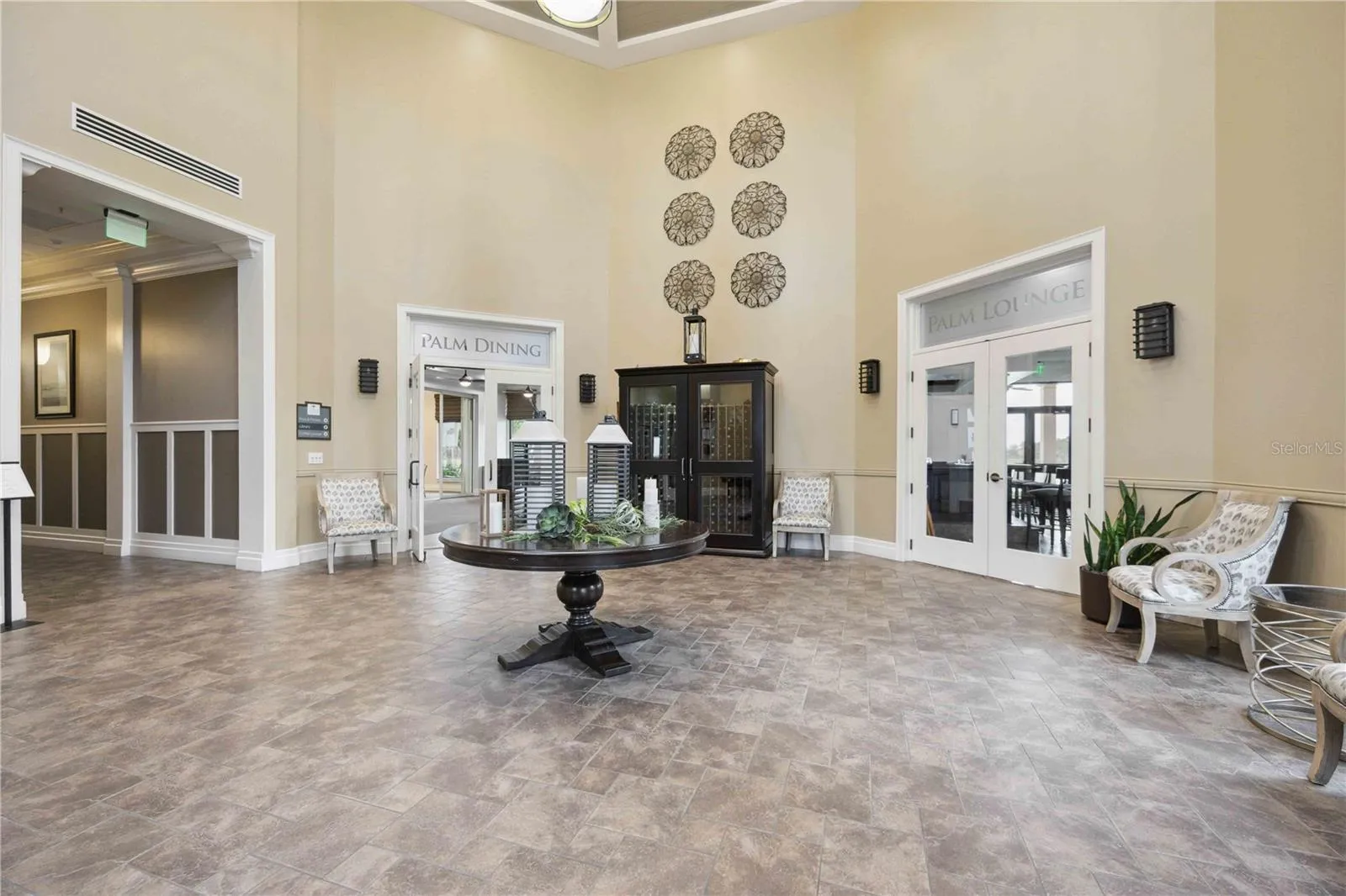 Lobby to the Palm Lounge and Palm Dining