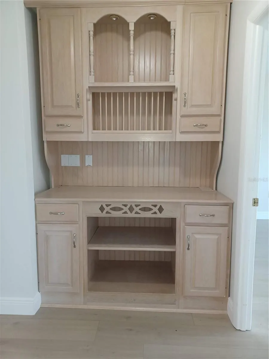 Hutch cabinet