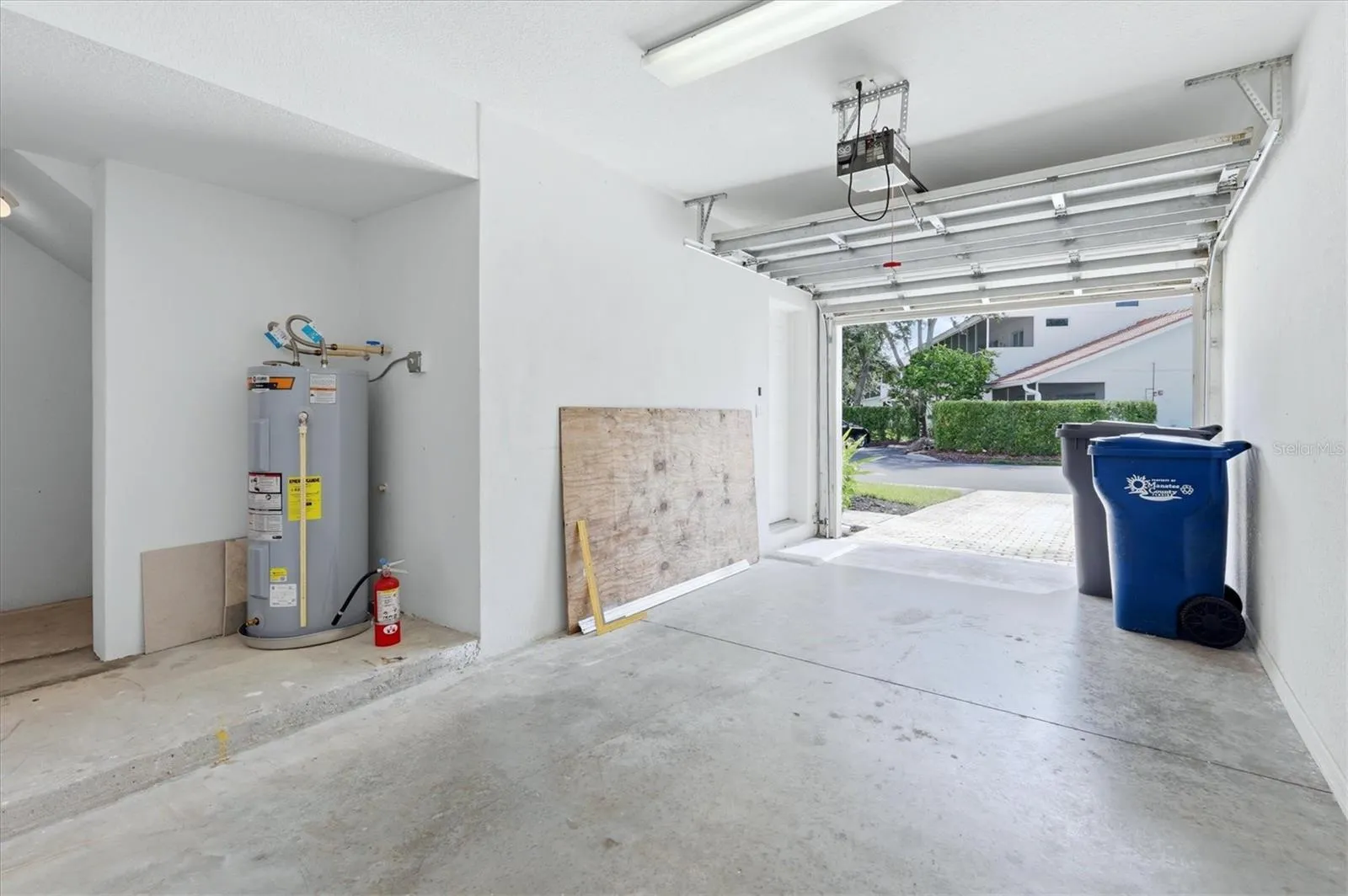 Large Garage w/Storage