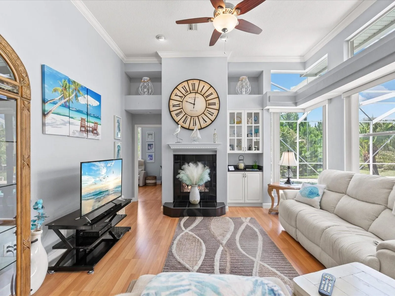 Open concept, famiy room, kitchen and dinette area