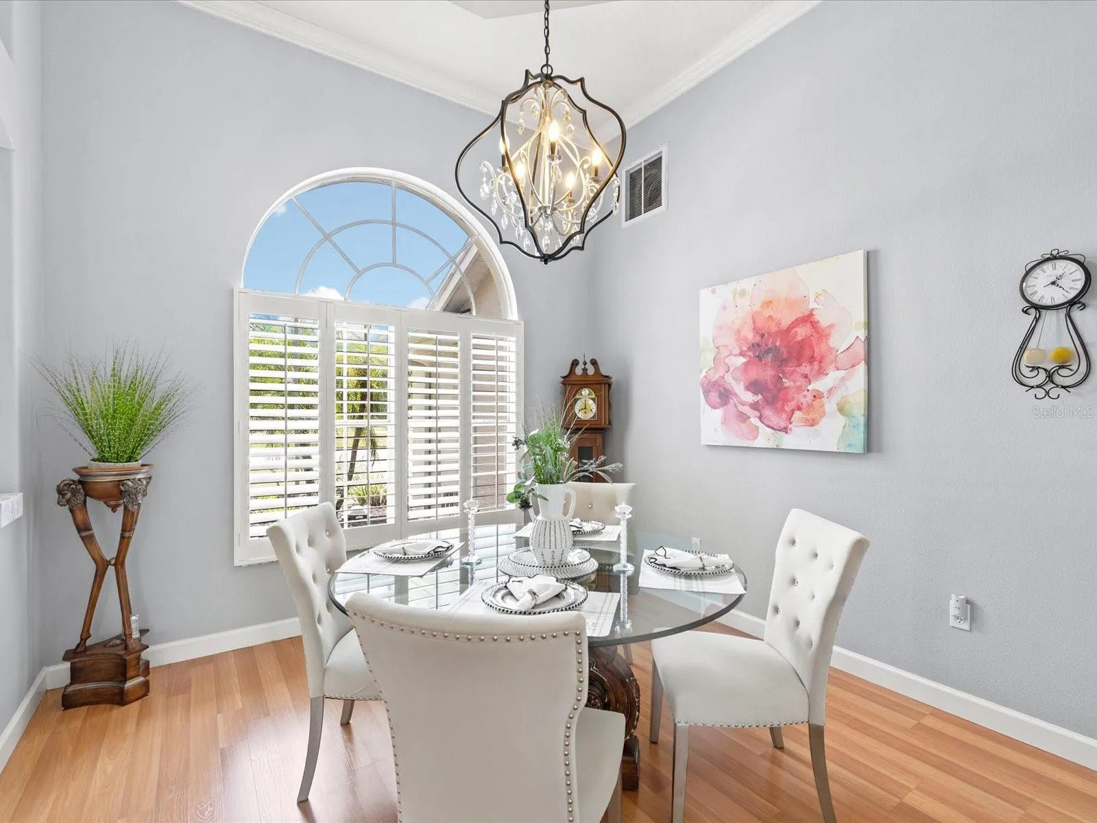Dining area next to front living room