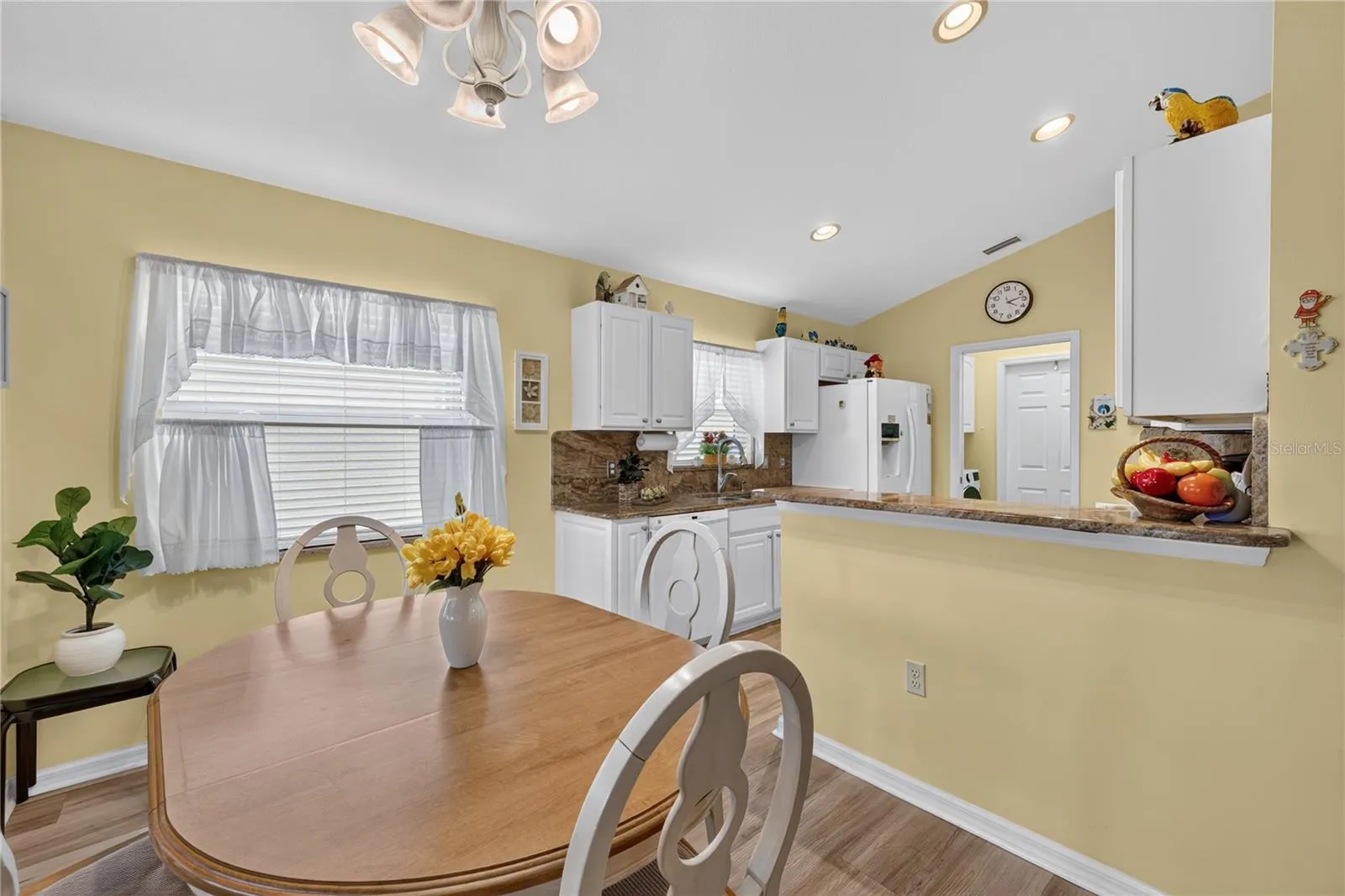 Eat in Area and Kitchen