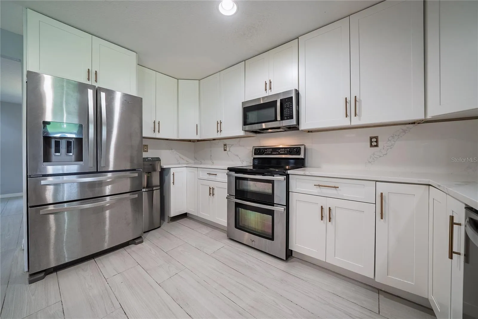 Kitchen with water filtration system