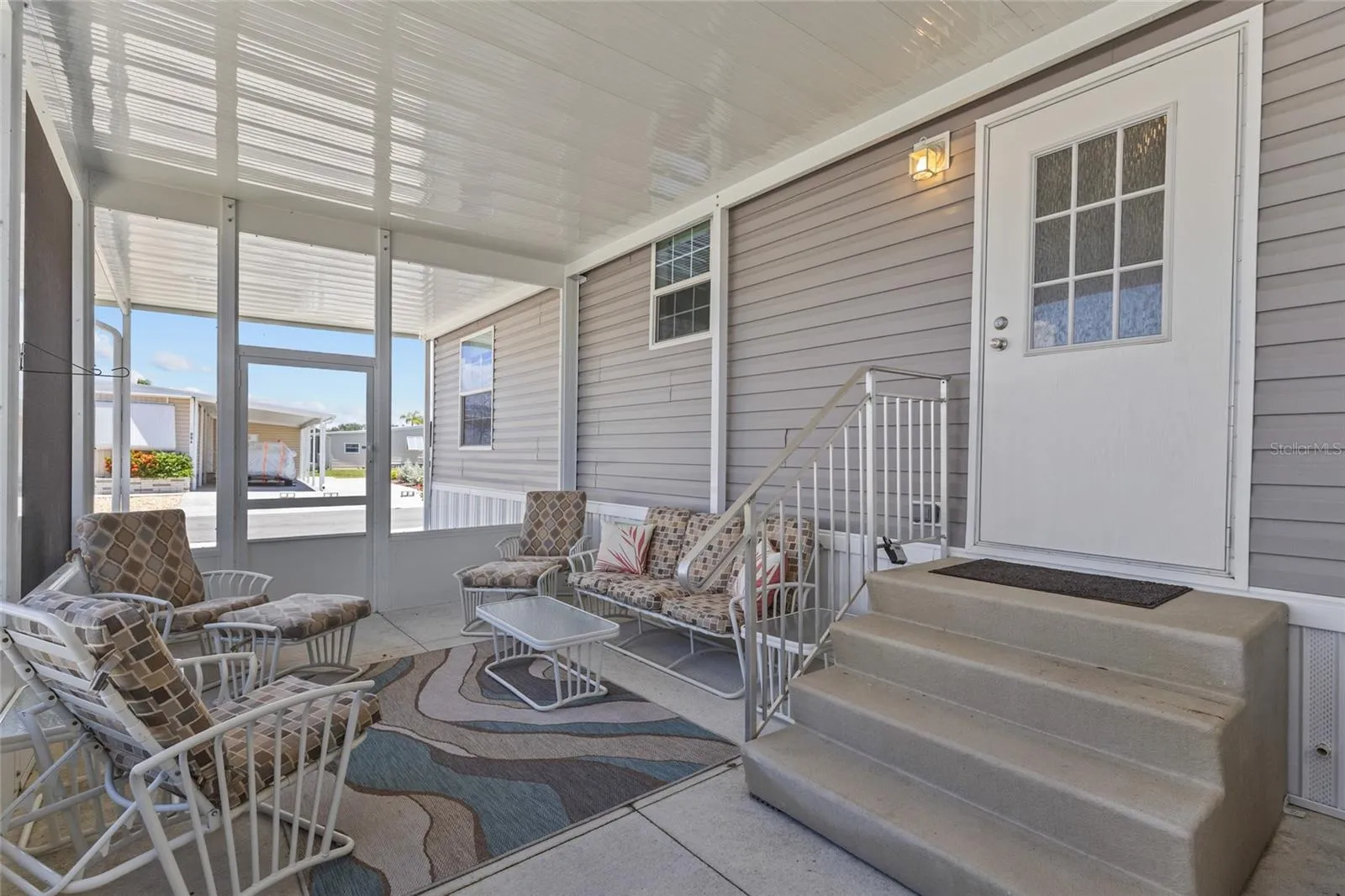 Side screened lanai and side entry