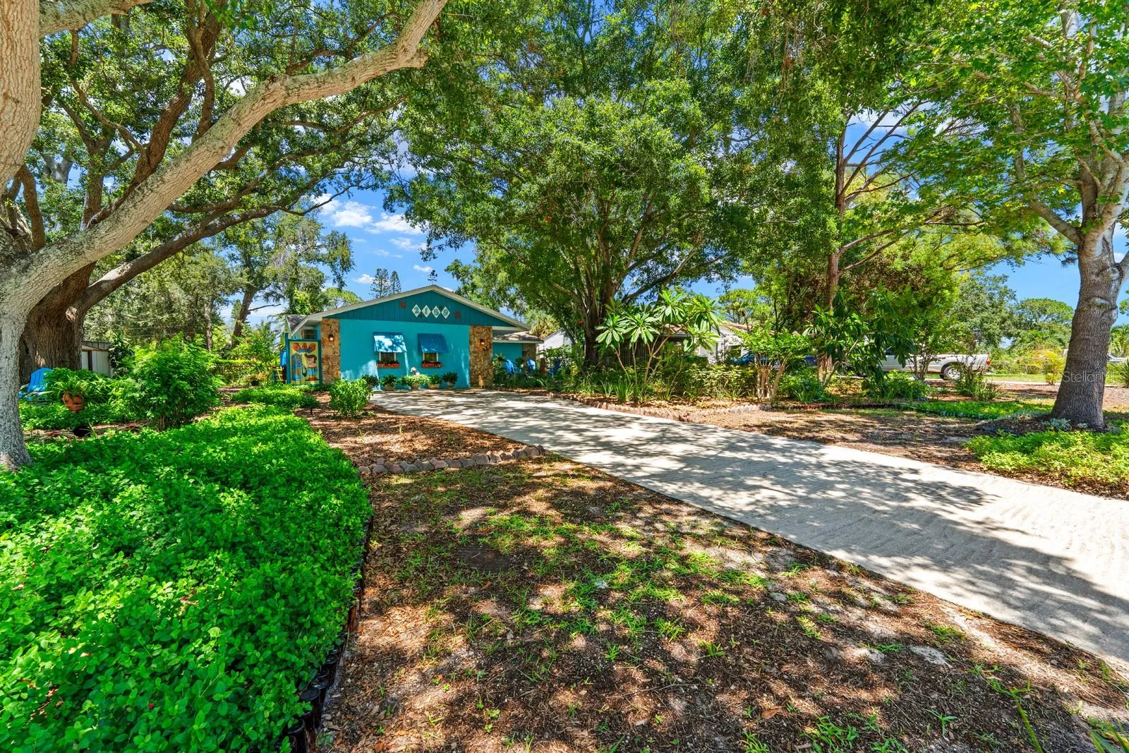 Lon Driveway with Plenty of Parking for Cars, Boats & RV