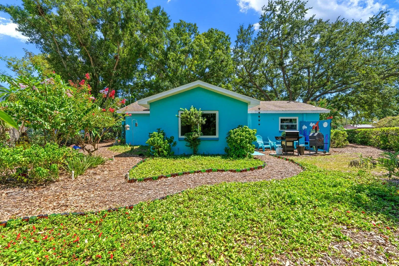 Large Backyard, plenty of Space to Entertain